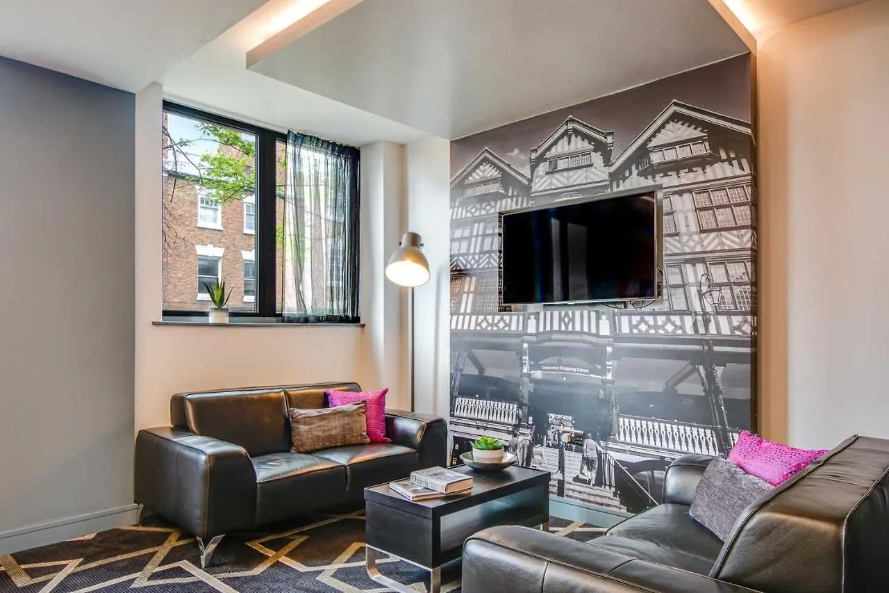 Roomzzz Aparthotel Chester City