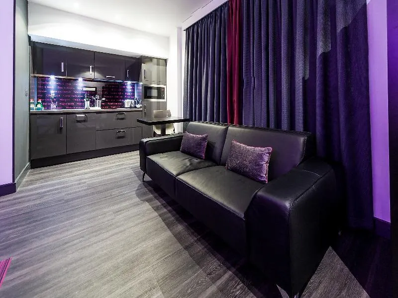 Roomzzz Aparthotel Chester City
