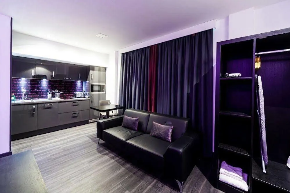 Roomzzz Aparthotel Chester City