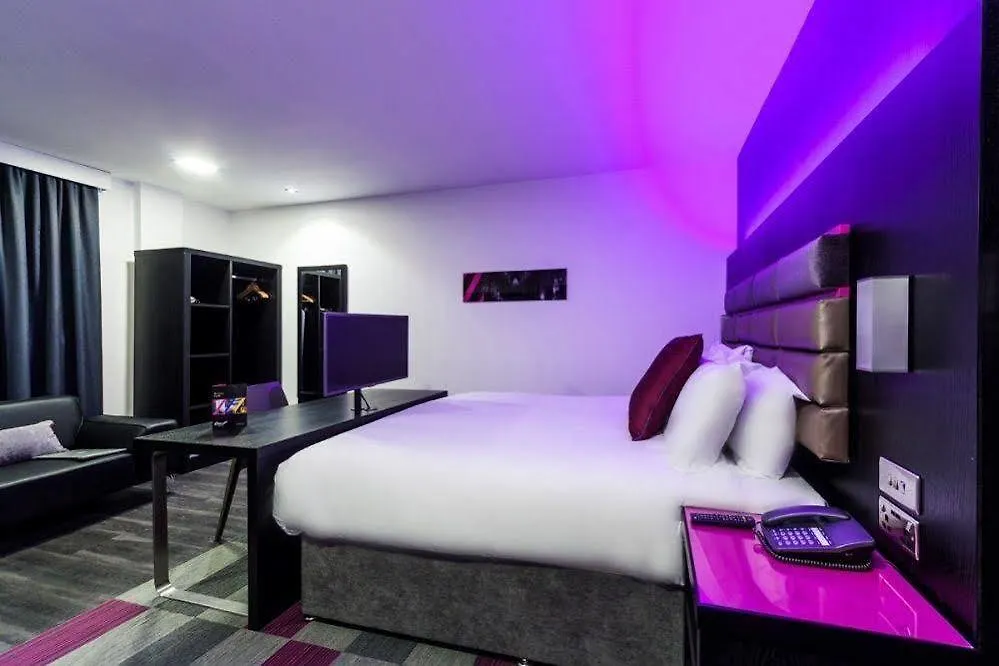Roomzzz Aparthotel Chester City