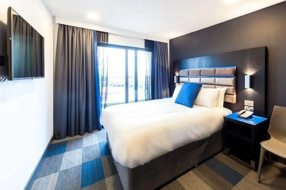 Roomzzz Aparthotel Chester City