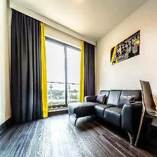 Roomzzz Aparthotel Chester City 4*,